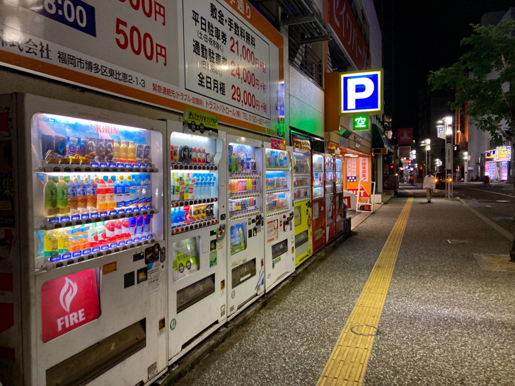 自販機がたくさん連なっている