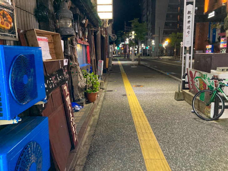 青く塗られた室外機