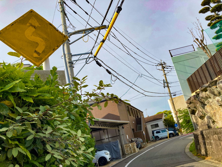 あまり見かけない「この先カーブ」を表す道路標識