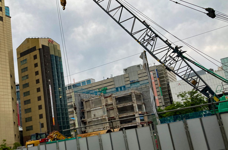 解体中の建造物