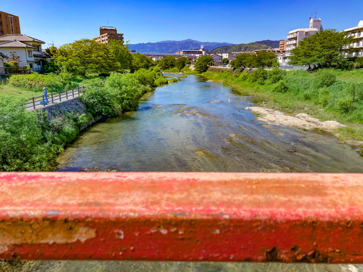 那珂川（南側）。住宅街方面