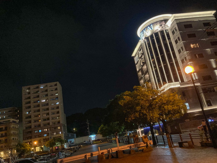 右側の明るい建物は、最近？出来たばかりの「海（KAI）」という温泉付きホテル