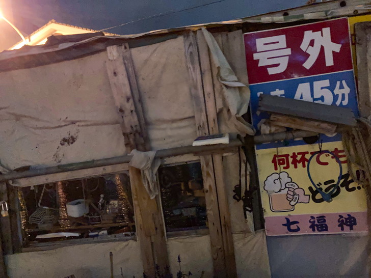 中には食器みたいなものもあるし、何故かビールの看板がかけてある