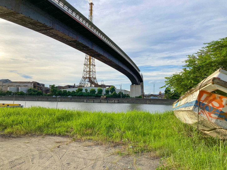 大牟田港そばの橋の下