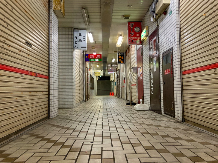 時間的に全て閉店しているが、両サイドに様々なお店がある