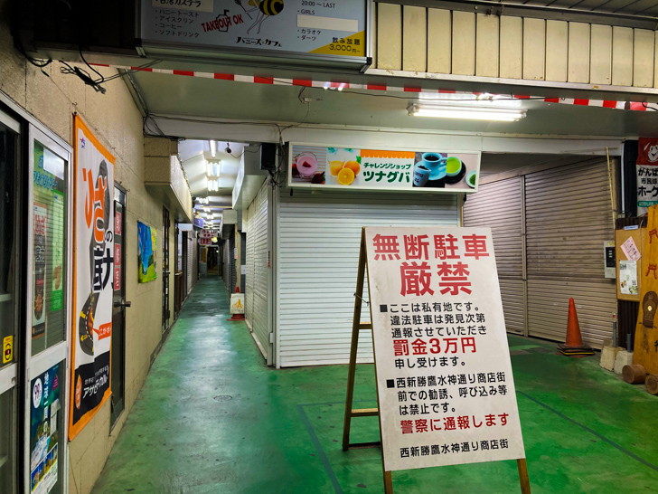 屋根付き通路の方も明々としてる