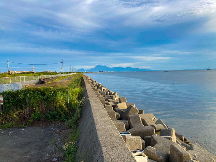 防波堤が延々と続いている