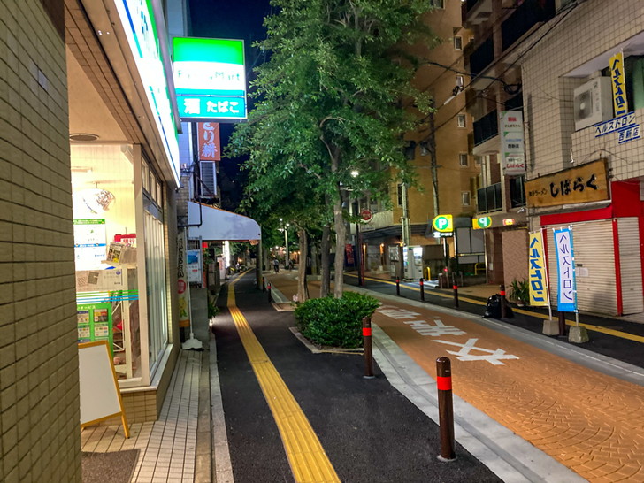 オレンジ通り：ファミマやラーメン屋「しばらく」さんがある辺り