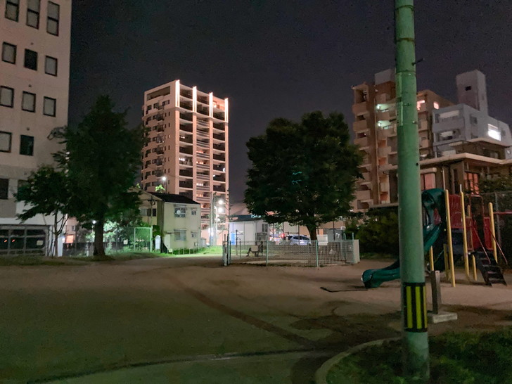 オレンジ通り公園：中には子供向けの遊具といくつかのベンチがある