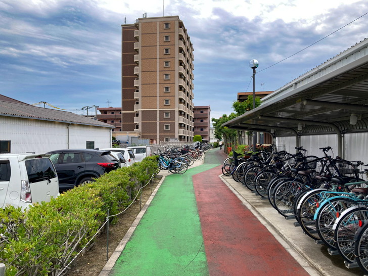 歩道沿いの駐輪場