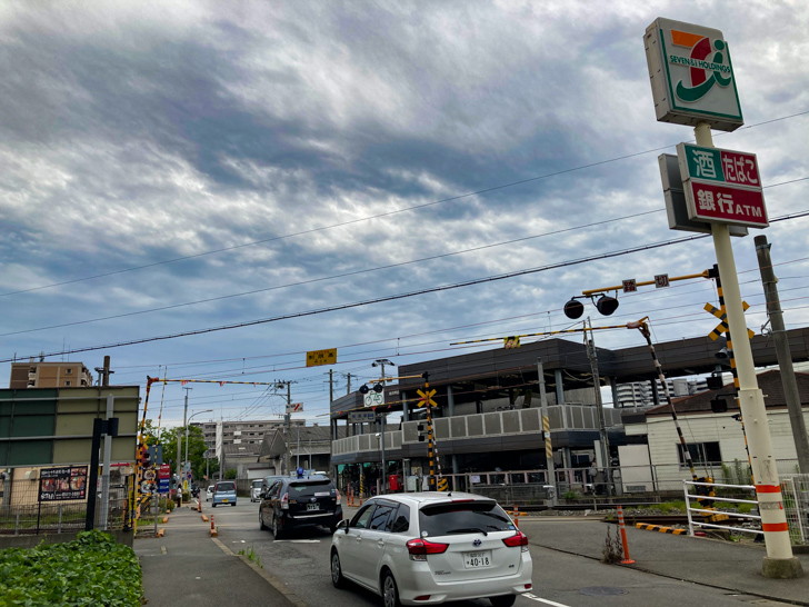 柚須駅とセブンイレブン