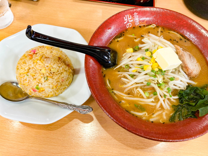 北海道らーめん 北の恵み：みそバターラーメン + ミニチャーハン（1,030円）