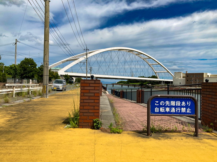 【大牟田市西港町１丁目】なにやらレトロな雰囲気の場所【諏訪川橋】: 諏訪川橋と遊歩道