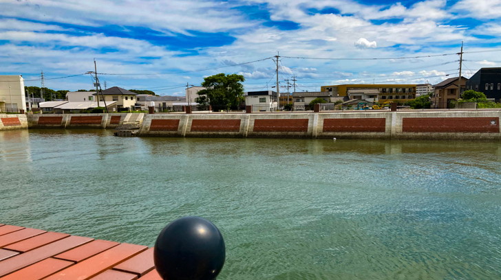 【大牟田市西港町１丁目】なにやらレトロな雰囲気の場所【諏訪川橋】: 諏訪川。レンガ調の地面と塀が美しい