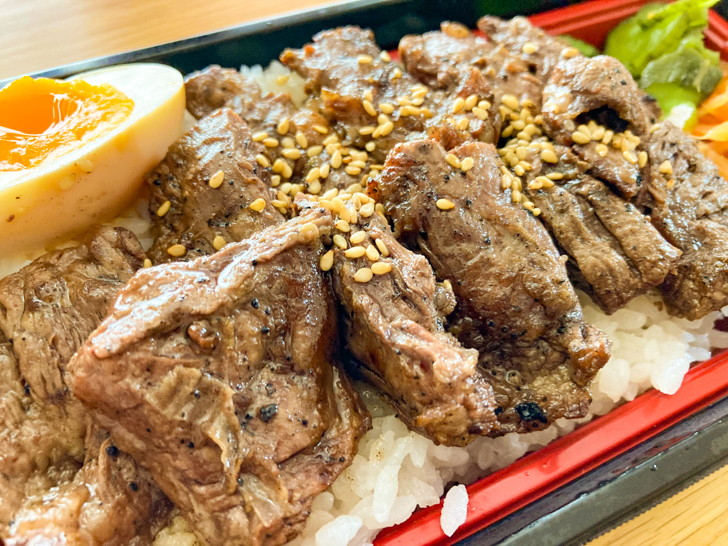 炭でやくばい：カルビ焼肉弁当：厚みのあるお肉がひしめき合っている
