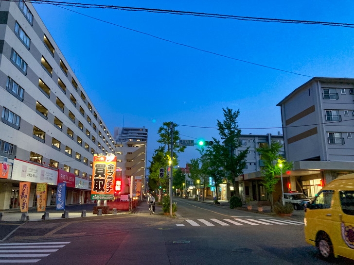 【長住4丁目】団地と、商店が立ち並ぶ落ち着いた通り【散歩レポート】 交差点「長住4丁目」