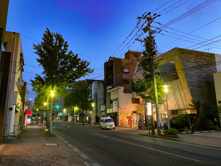 【長住4丁目】団地と、商店が立ち並ぶ落ち着いた通り【散歩レポート】 住宅街から抜けた