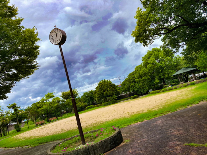 【南区】「那珂川河畔公園」那珂川の濁流を楽しんできた グラウンドと屋外時計