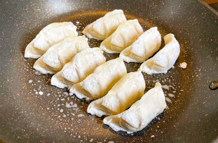 【南区／テイクアウト】「白白餃子（ぱくぱくぎょうざ）」賞味期限０日の絶品黒豚餃子！ フライパンに並べる