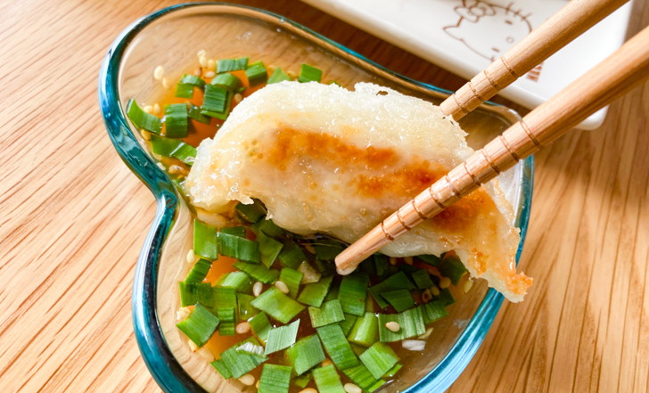 【南区／テイクアウト】「白白餃子（ぱくぱくぎょうざ）」賞味期限０日の絶品黒豚餃子！ 餃子のタレを付けて、いただきます