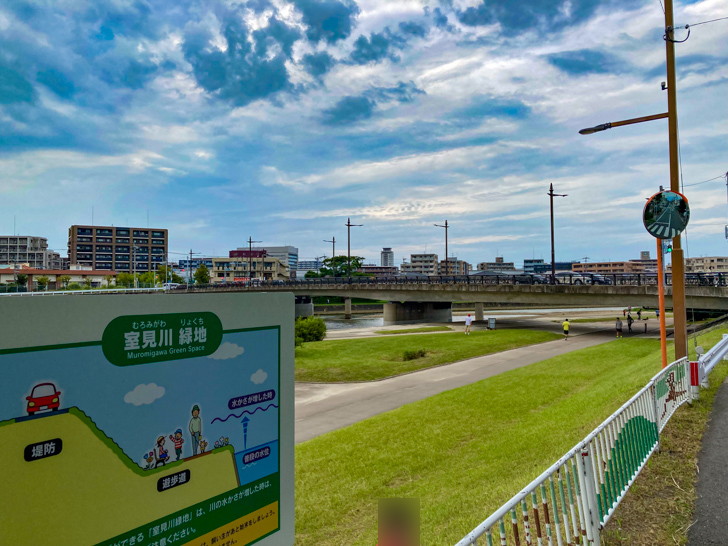【早良区】「室見川緑地」解放感抜群の河原を歩く 室見川新橋が見える