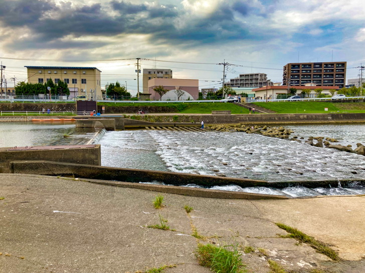 【早良区】「室見川緑地」解放感抜群の河原を歩く 落差工（土砂などをせき止める所）