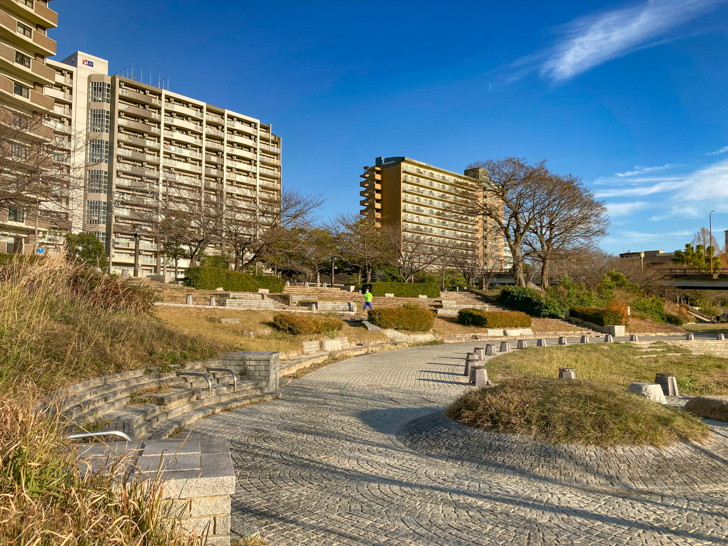 【博多区美野島】「美野島南公園」が最高！川を眺めながらベンチでゆったり 広場のようになっている