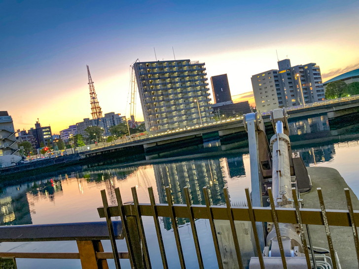【博多区中洲・天神北】「須崎緑地」の解放的な景色をただ楽しむ 奥に見えるのは須崎橋