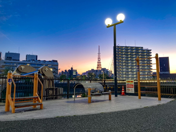 【博多区中洲・天神北】「須崎緑地」の解放的な景色をただ楽しむ トレーニング系の設備