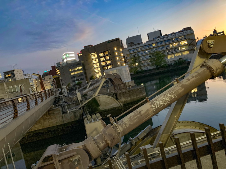 【博多区中洲・天神北】「須崎緑地」の解放的な景色をただ楽しむ ゴテゴテしい油圧アーム