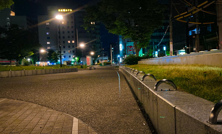 【博多区】「出来町公園」旧博多駅構内だった公園を深夜に散歩 石畳のベンチが大量にある