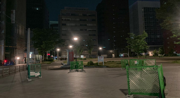 【博多区】「出来町公園」旧博多駅構内だった公園を深夜に散歩 広場にはフェンスがちょいちょいある