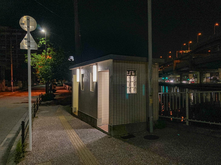 【博多区呉服町】深夜の「恵比寿橋」。御笠川に反射する夜景に恋をした すぐ傍に公衆トイレもある