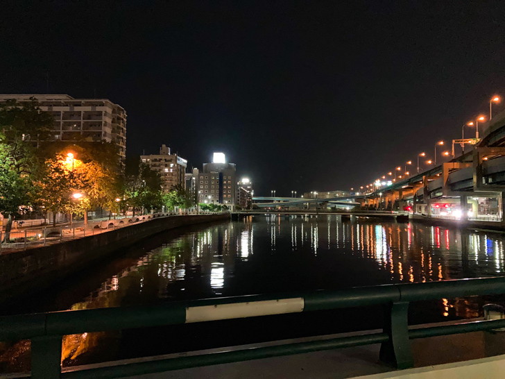 【博多区呉服町】深夜の「恵比寿橋」。御笠川に反射する夜景に恋をした 北側の景色。御笠川は博多湾に流れていく