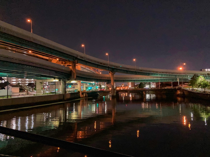 【博多区呉服町】深夜の「恵比寿橋」。御笠川に反射する夜景に恋をした 南側の景色。環状線を走る車の「ｻｧｰ･･･」って音が心地良い