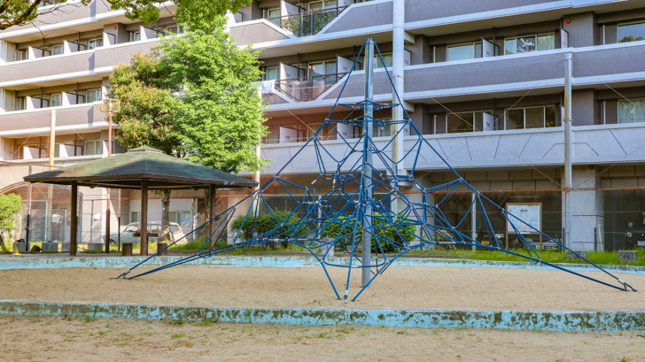 【中央区港】「福崎公園」海の香り漂う、港町の小さな公園 砂場と休憩所。砂場にはロープで出来た特徴的なアスレチックがある