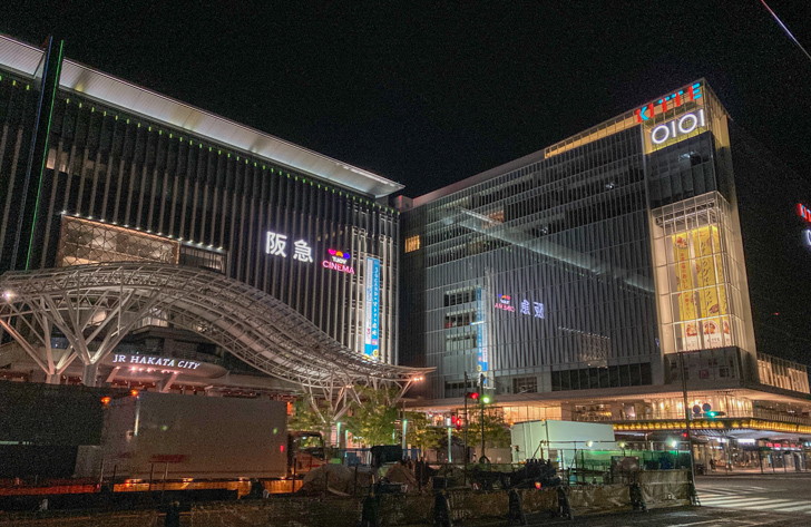 深夜2時の「JR博多駅前広場」散策。癒やし度MAXかよ JR博多駅広場。KITTEや阪急のビルが見える