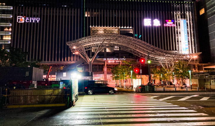 深夜2時の「JR博多駅前広場」散策。癒やし度MAXかよ 道路工事の照明で更に明るい