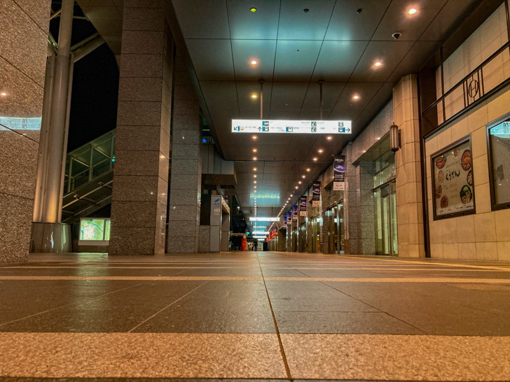 深夜2時の「JR博多駅前広場」散策。癒やし度MAXかよ 博多駅構内