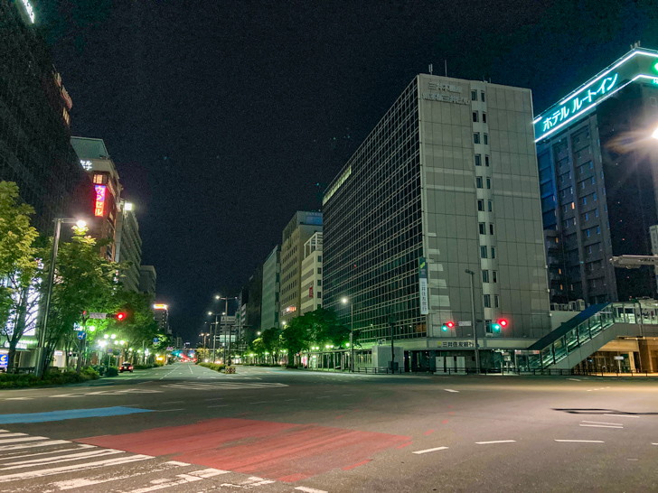 深夜2時の「JR博多駅前広場」散策。癒やし度MAXかよ 交差点「博多駅バスターミナル前」