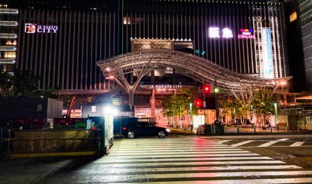 深夜2時の「JR博多駅前広場」散策。癒やし度MAXかよ