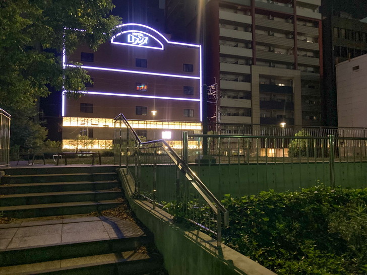 【博多駅前3丁目】「明治公園」深夜の妖艶な雰囲気を楽しむ ラブホテル「ロアンヌ」の前にある