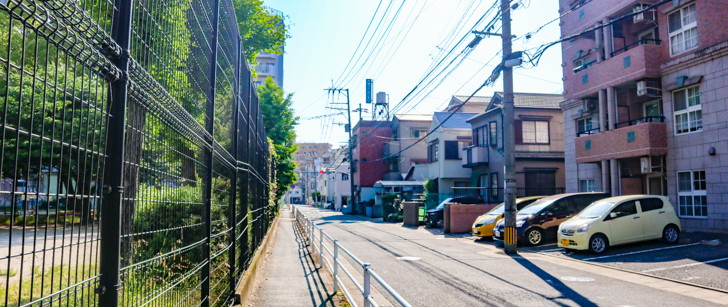 【中央区港1 ・2丁目】少しレトロな港町を散歩 福崎公園の横の通り