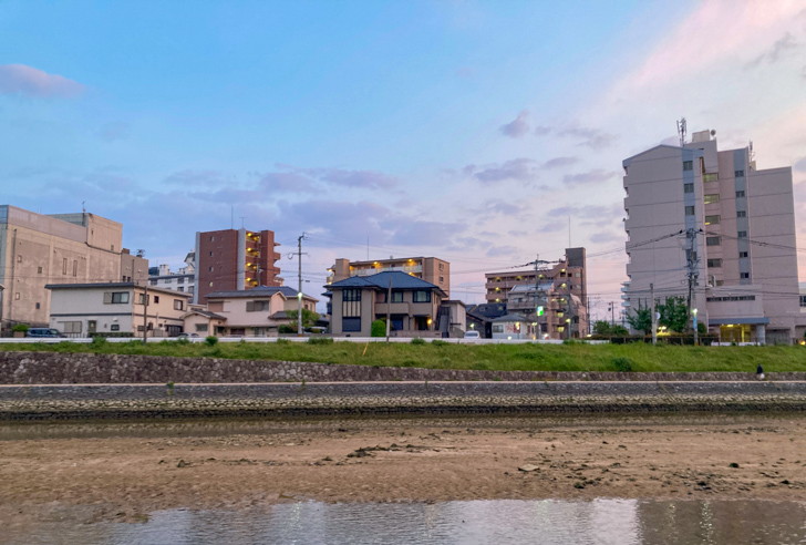 【博多区美野島】「美野島３丁目」の、夕暮れが美しい無名ロケーション 対岸「那の川3296号線」側