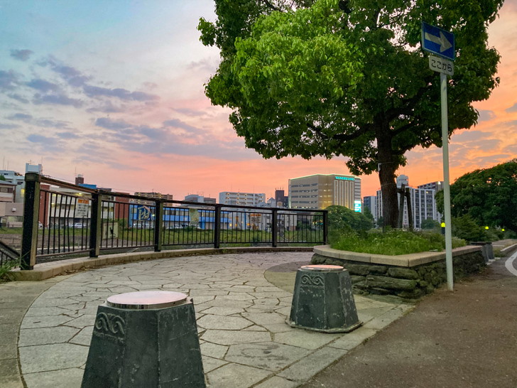 【博多区美野島】「美野島３丁目」の、夕暮れが美しい無名ロケーション 半円状のベンチがある