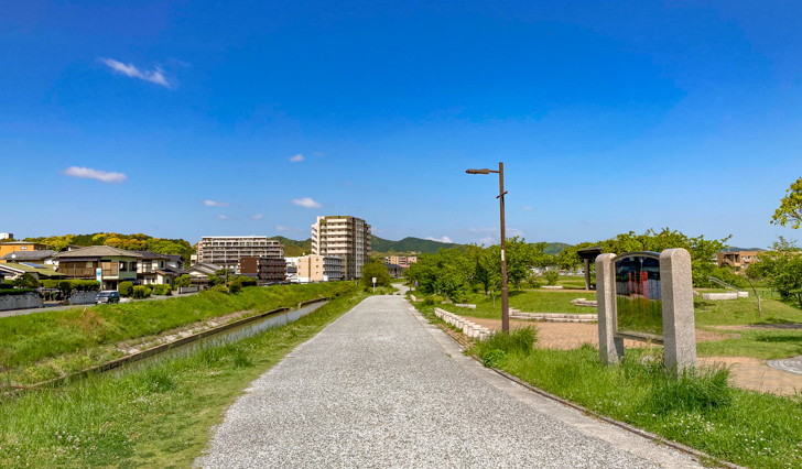 【宗像市徳重】「徳重桜公園」青空似合う川辺の公園を散歩 「釣川」沿いの通り