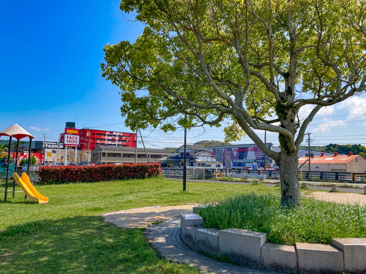 【宗像市徳重】「徳重桜公園」青空似合う川辺の公園を散歩 街路樹とパチンコ店