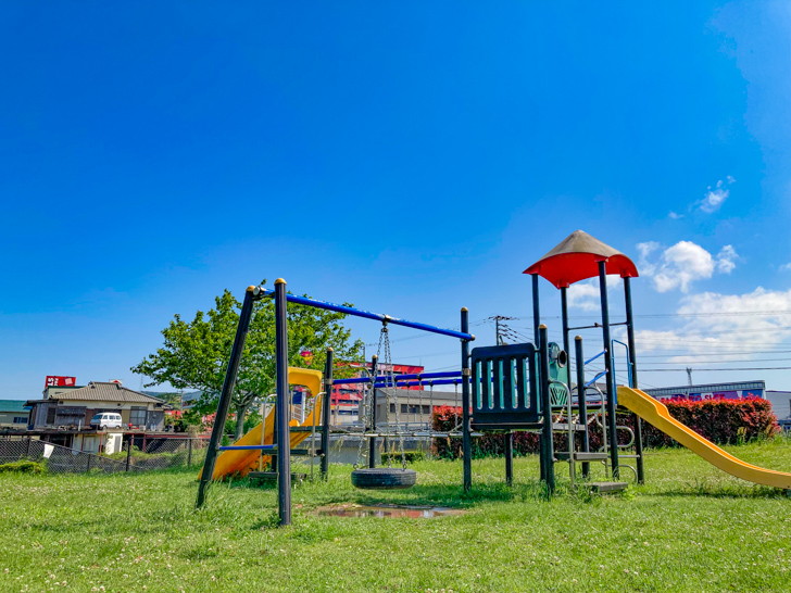 【宗像市徳重】「徳重桜公園」青空似合う川辺の公園を散歩 結構リッチな子供向け遊具がある
