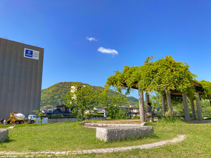 【宗像市徳重】「徳重桜公園」青空似合う川辺の公園を散歩 屋根付きのベンチ