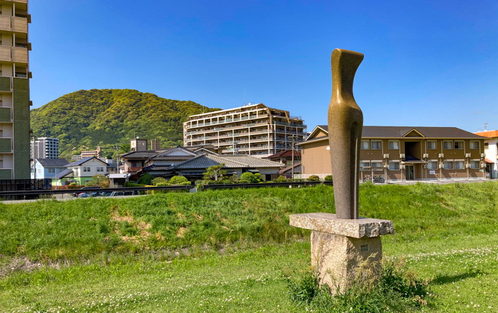 【宗像市】「釣川」沿いの遊歩道を散歩。抜群の解放感に涙した。 今度は縦長のモニュメント